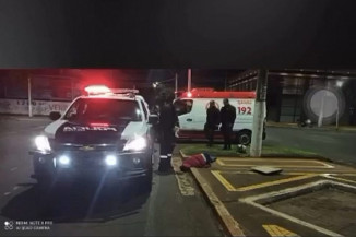 Motociclista sofre acidente grave após fugir da PM durante manobras perigosas