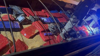 PRF intercepta caminhão com placa de Dourados com 2,2 toneladas de droga