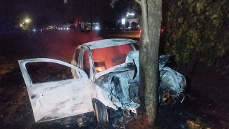 Pai morre e filho fica ferido após carro bater em árvore e pegar fogo em Dourados