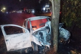 Pai morre e filho fica ferido após carro bater em árvore e pegar fogo em Dourados