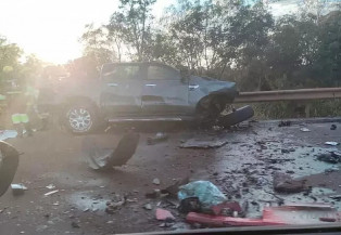 Colisão entre caminhonete e carreta mata uma pessoa na BR-163