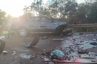 Colisão entre caminhonete e carreta mata uma pessoa na BR-163