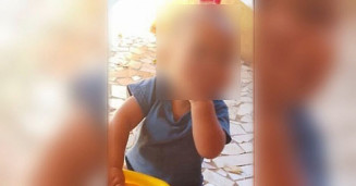 Bebê de 1 ano morre afogado em balde com água