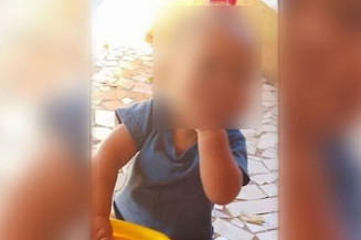 Bebê de 1 ano morre afogado em balde com água