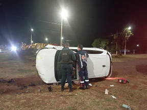 Carro capota e destrói letreiro turístico de Dourados durante a madrugada