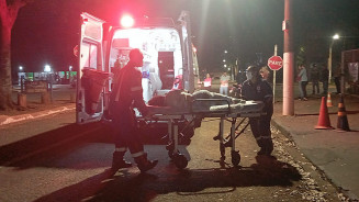 Jovem fica gravemente ferida em colisão entre moto e SUV em cruzamento de Dourados