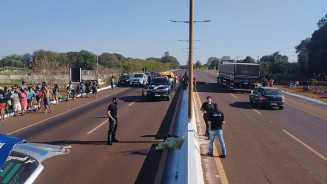 Motociclista morre após empinar moto e bater em poste na MS-156