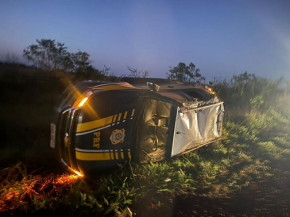 Viatura da PRF capota durante perseguição a contrabandistas em Maracaju