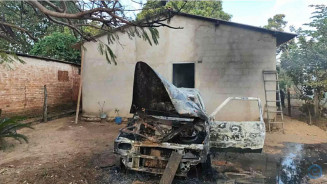 Mulher é presa após incendiar carro do marido em cidade do MS