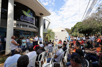 Prefeitura entrega mais 75 títulos de regularização fundiária em Dourados