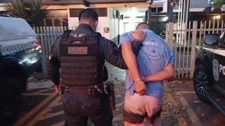 Jovem é preso após atirar contra carro de rapaz em confusão em distribuidora de Dourados