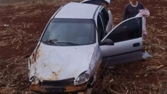 Família com bebê de 28 dias capota carro a caminho do hospital em Dourados