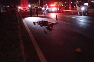 Idoso morre atropelado por caminhão carregado de aves ao atravessar rodovia em Dourados