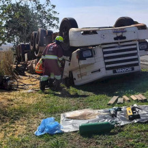 Motorista de Dourados morre após caminhão tombar na BR-163