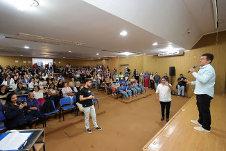 Em solenidade de pagamento de emendas, prefeito alerta para dificuldades financeiras