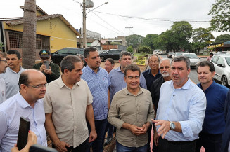 Prefeito e governador vistoriam recapeamento e assinam ordens de serviço para passarela e obras de asfalto em Dourados