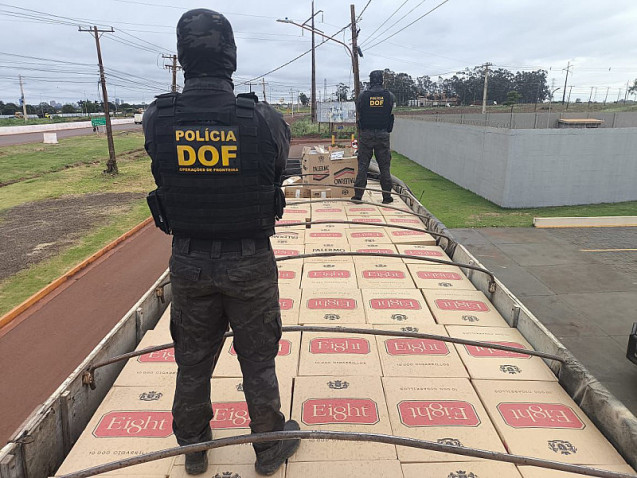 Motorista é preso com R$ 1,3 milhão em cigarros e pneus contrabandeados do Paraguai