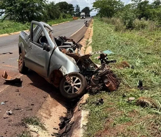 Batida com carreta parte carro ao meio e mata motorista em rodovia de MS