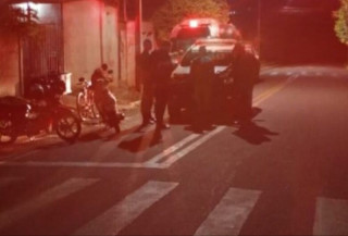 Mulher é assassinada a facadas dentro de casa; filho e amigo são presos