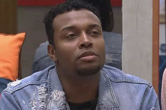 Nego Di passa mal e é levado ao hospital