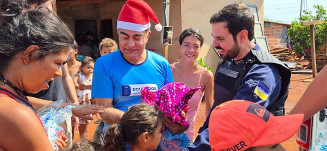 Guarda Municipal e prefeito entregam brinquedos da campanha Sorrisos de Natal