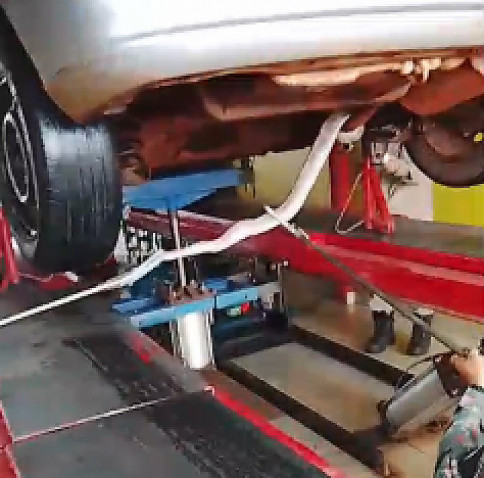 Jiboia é resgatada por policiais ambientais escondida sob veículo em Dourados