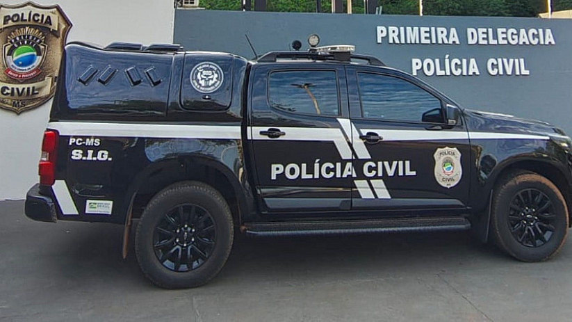 Mulher tenta fugir, mas é presa com comparsa por roubar idoso de 80 anos