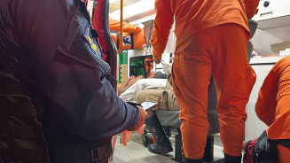 Homem bebe, briga com parente e leva facada na cabeça em Chácara