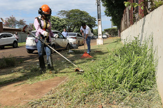 Prefeitura intensifica roçada e limpeza de áreas públicas em Dourados no início do ano