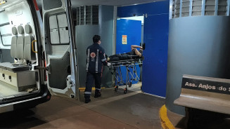 Homem é baleado no quadril após discussão em frente a condomínio