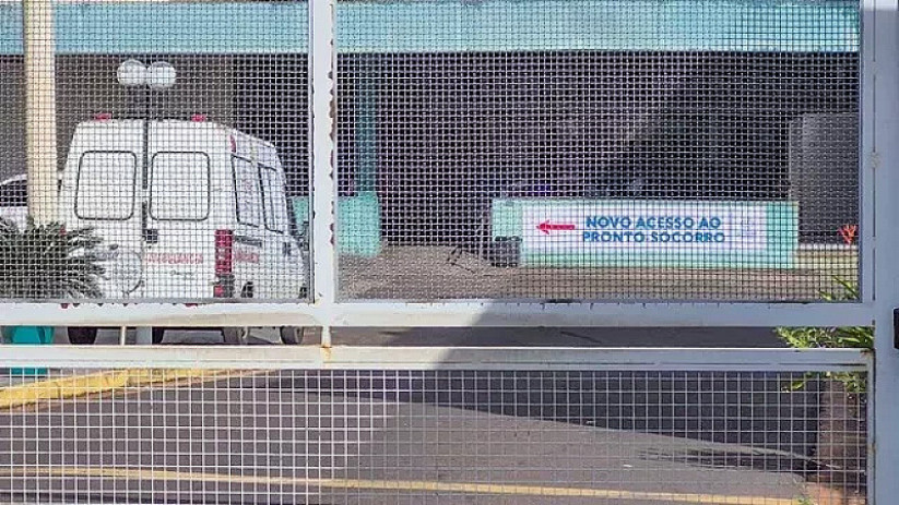 Bebê é internada com 10 costelas quebradas e pais alegam excesso de força em massagem