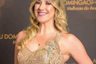 Dani Calabresa é pedida em casamento na Disney