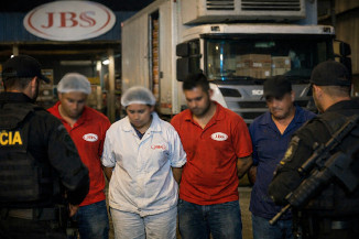 Funcionários da JBS em Dourados são presos suspeitos de desvio milionário de cargas interno
