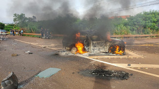 Acidente na BR-163 em Dourados deixa dois feridos e carro destruído pelo fogo após