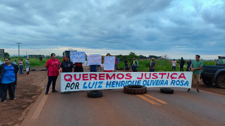 Moradores bloqueiam BR-163 em Dourados após morte de motociclista por motorista bêbado
