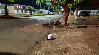 Motociclista perde controle, bate contra árvore e morre na Avenida Marcelino Pires