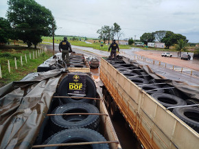 DOF apreende duas carretas carregadas com 400 pneus contrabandeados do Paraguai em Ponta Porã
