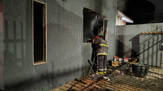 Casa é parcialmente destruída após incêndio provocado por vela
