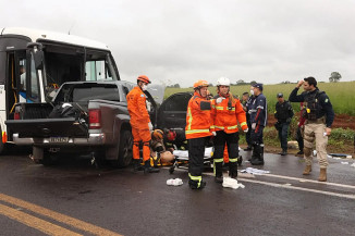 Motorista morre após Amarok cruzar preferencial e bater em ônibus na BR-163