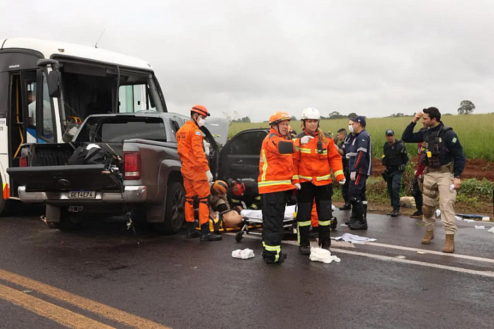 Motorista morre após Amarok cruzar preferencial e bater em ônibus na BR-163
