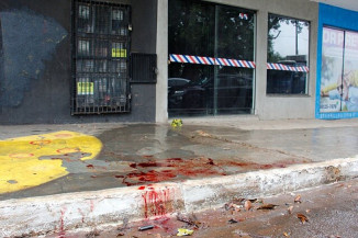 Jovem é perseguido e morto a facadas após briga em conveniência