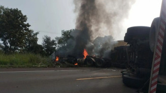 Colisão entre carretas provoca incêndio e interdita totalmente BR-262 entre cidades de MS