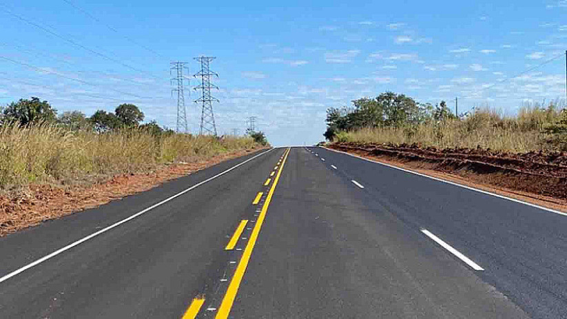 Homem morre após carro atingir ônibus parado e atropelar passageiros