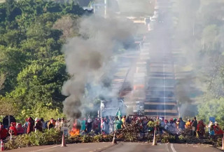 Manifestantes do MST bloqueiam BR-163 e causam interdição em Campo Grande