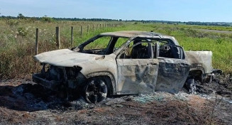 Corpo é encontrado carbonizado dentro de Fiat Toro incendiada em Coronel Sapucaia