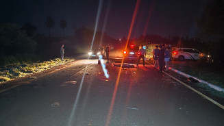 Colisão frontal entre carro e moto mata mulher e deixa idosa grave