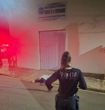 Homem é morto com golpe no pescoço e cai em frente igreja