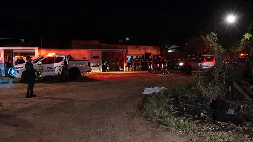 Criança morre atropelada por caminhão durante brincadeira em rua