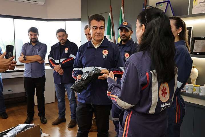 Prefeitura entrega uniformes para equipe do Samu após oito anos sem reposição