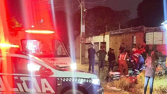 Mulher é atacada com facadas e golpes de enxada e três são presas